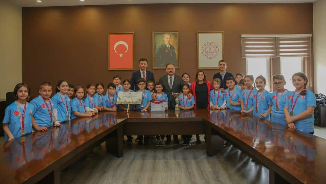 İSTANBUL OKUL SPORLARINDA ŞAMPİYON OLAN ÖĞRENCİLERİMİZ, MİLLİ EĞİTİM MÜDÜRÜMÜZÜ ZİYARET ETTİ 