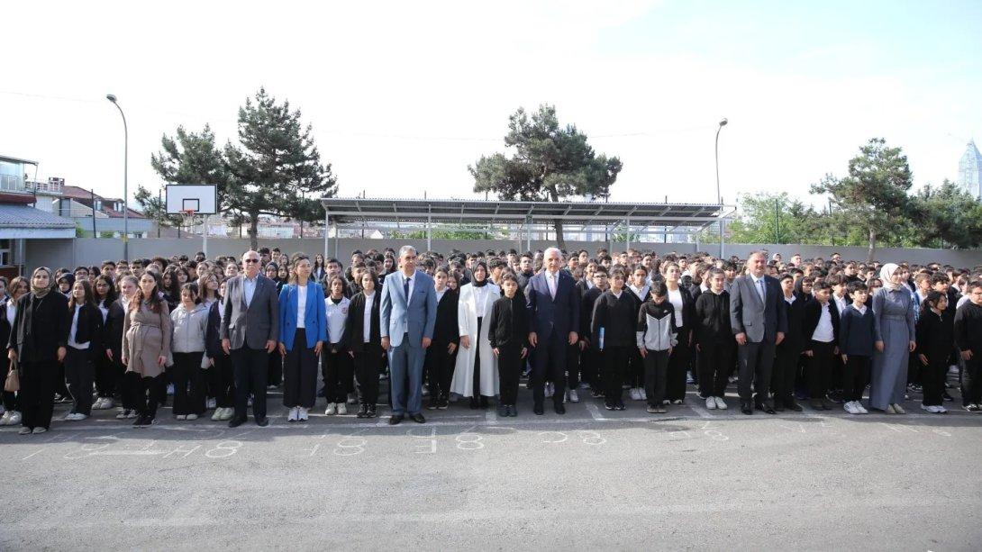 ÇAKMAK ŞEHİT MAHMUT COŞKUNSU ORTAOKULUMUZDA BAYRAK TÖRENİ DÜZENLENDİ