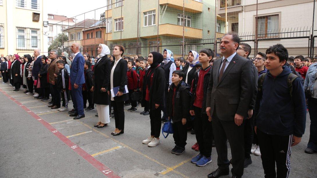 ÜMRANİYE MERKEZ İMAM HATİP ORTAOKULUMUZDA BAYRAK TÖRENİ DÜZENLENDİ