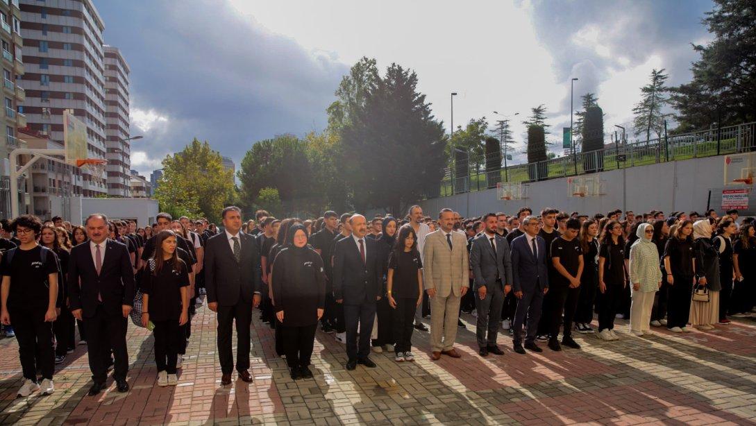 İL MİLLÎ EĞİTİM MÜDÜRÜMÜZ SAYIN DOÇ.DR. MURAT MÜCAHİT YENTÜR, NEVZAT AYAZ ANADOLU LİSESİNDE BAYRAK TÖRENİNE KATILDI