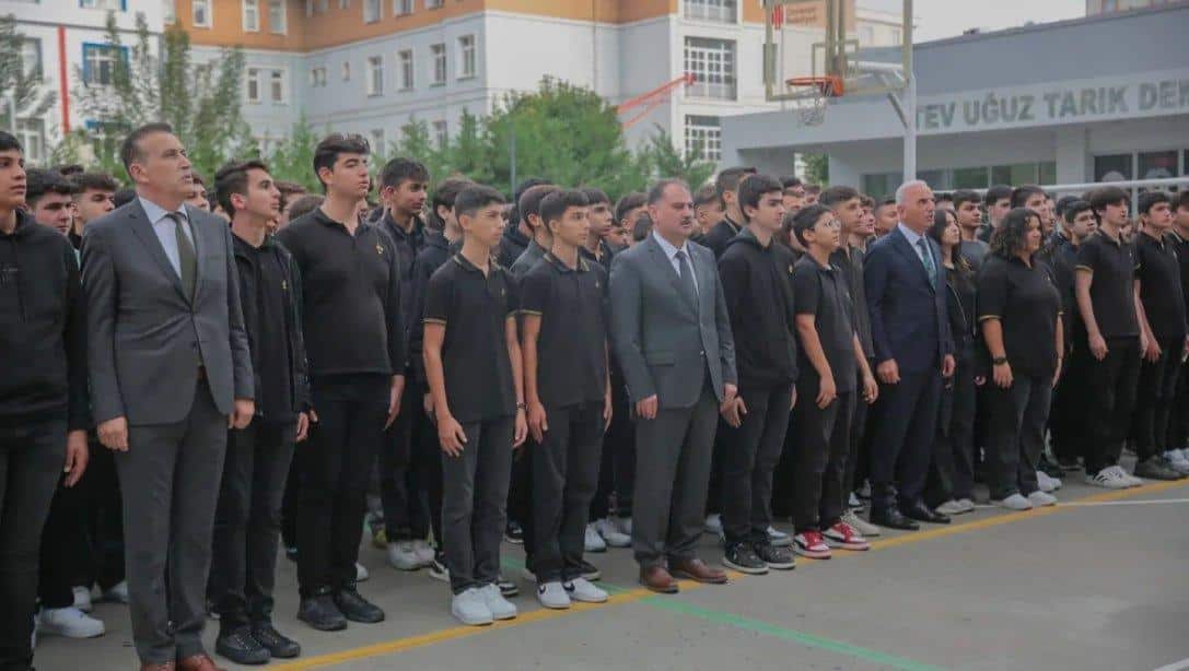 TEV UĞUZ TARIK DEMİRAĞ MESLEKİ VE TEKNİK ANADOLU LİSESİ BAYRAK TÖRENİ 