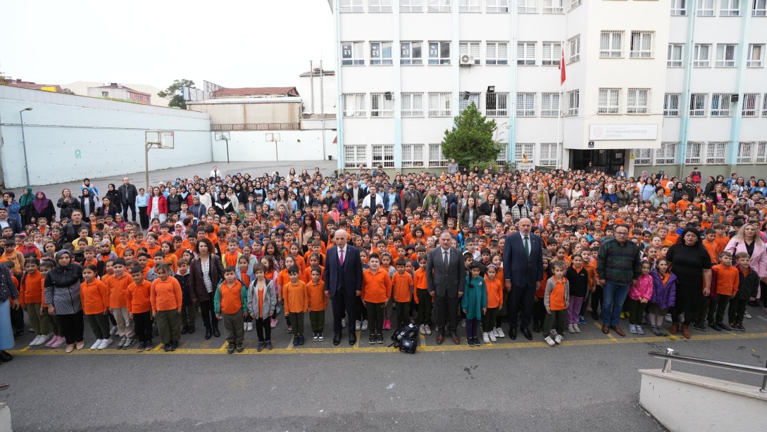 MUSTAFA VASIF KARSLIGİL İLKOKULU VE İMAM HATİP ORTAOKULU BAYRAK TÖRENİ